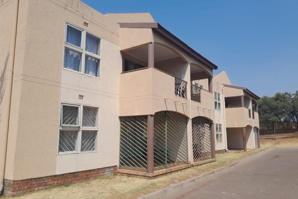 TWO BEDROOM TOWNHOUSE | GROUND FLOOR | INVESTMENT PROPERTY OR STARTER UNIT

Why to ...