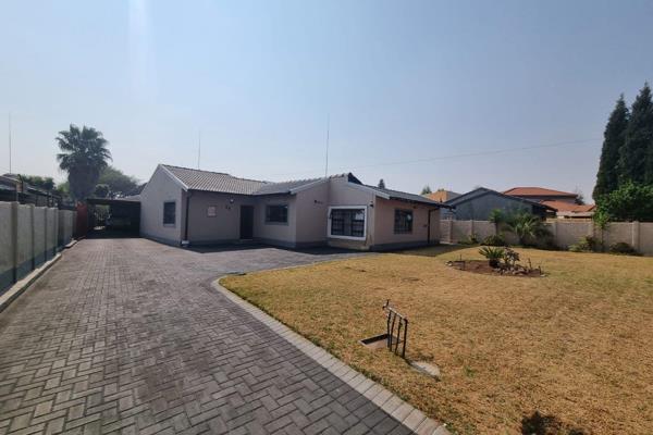 This neat family home in Culemborg Park has the following on offer:
The main house: Three bedrooms (BIC). Two bathrooms (Main en ...