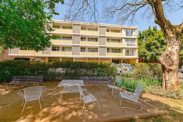 Ideal investment for wits students. 
The open lounge and dining room slide onto the balcony. 
The kitchen is plumbed for 2 ...