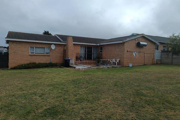 Facebrick family home that offers you:
3 Bedrooms
2 Bathrooms
Open plan living area
Well maintained garden
Braai area
Private ...