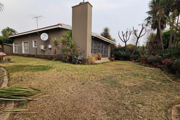 This townhouse is in a sought-after secure river estate offers the following:

Full access to the Vaal River and entertainment ...