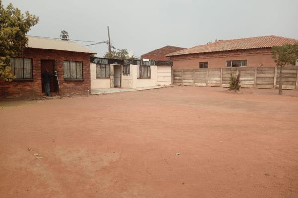 VACANT LAND FOR SALE IN LETHLABILE

This property includes

1 big room

Big mokhukhu

Big yard

In a developed area

Centridge is a ...