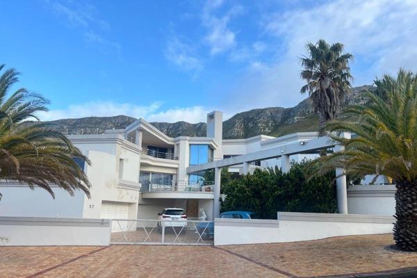 Nestled within the largest stand in Hermanus Heights, this unique multi-level home offers breathtaking views of the mountains and ...