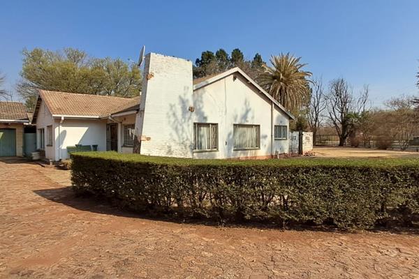 This property is Exclusively to Mari Properties and is situated in the lovely old charm suburb of Henley on Klip in Meyerton. This very ...