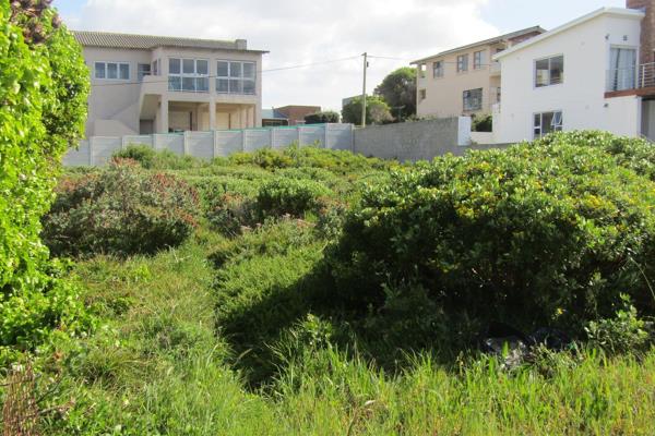 This big plot is only 1 street from the ocean in the sought after Franskraal.   It is ...