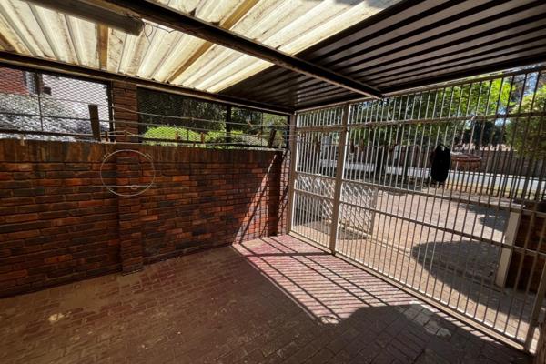 This duplex is situated in Boksburg and offers the following:

Entrance hall. Spacious lounge with underfloor heating. Formal dining ...