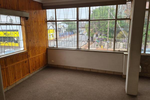 This secure first floor flat is close to town and offers the following :
1 carpeted bedroom/lounge area with built in ...