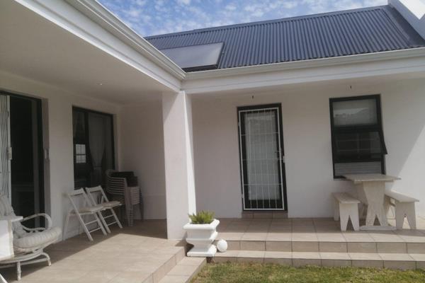 Studio apartment available for long-term lease, perfect for a single professional in a secure complex in Sandbaai.
Ideal for those ...