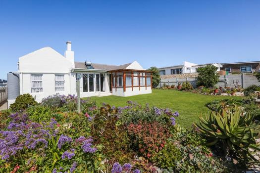 3 Bedroom House for sale in Struisbaai