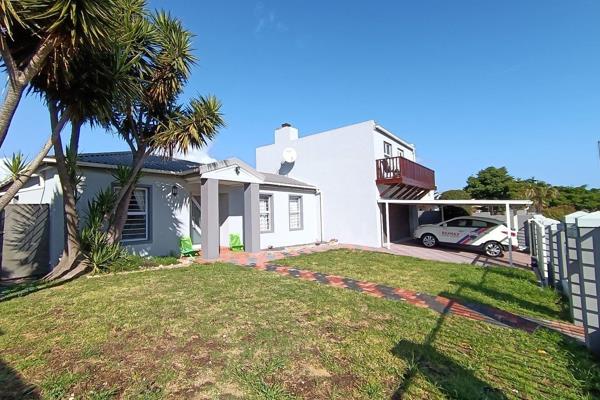 Welcome to your dream family home in the heart of Milnerton Ridge, where space and comfort meet elegance. 
This beautifully designed ...