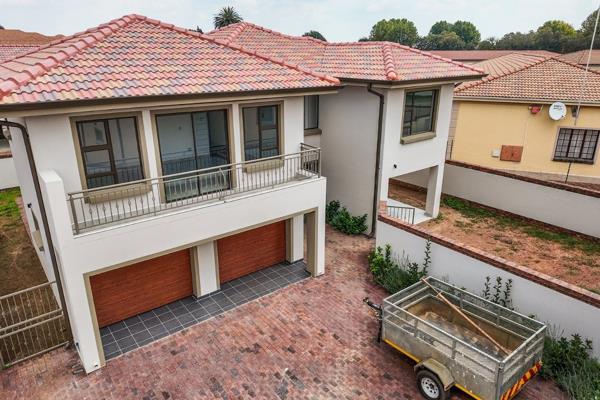 Experience contemporary living in this spacious, open-plan home, perfect for family gatherings and entertaining guests. The tiled ...