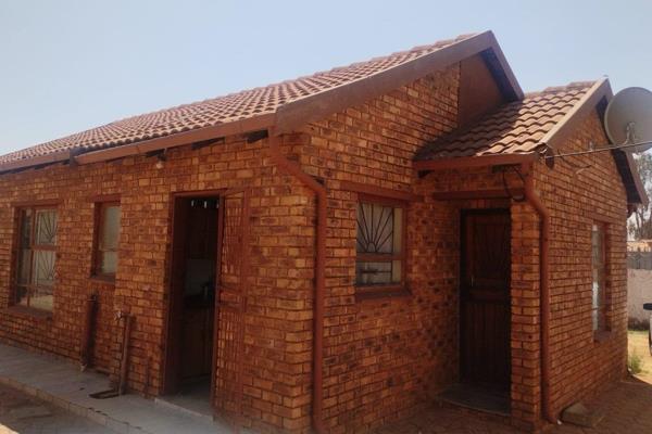 3 bedroom house for Rent
All bedrooms with built-in-cupboards
1 Bathroom separate toilet
Lounge with sliding door
Kitchen with ...