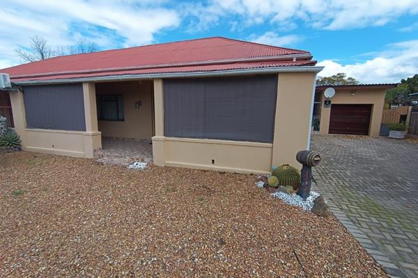 Spacious three bedroom house in southern Paarl.
If you love original wooden floors, doors and doorframes, then this is the house for ...