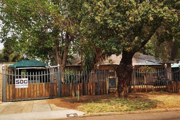 This Cottage offers:
1 standard size bedroom which includes a basin.  
1 bathroom which includes a shower and toilet.
Living areas ...