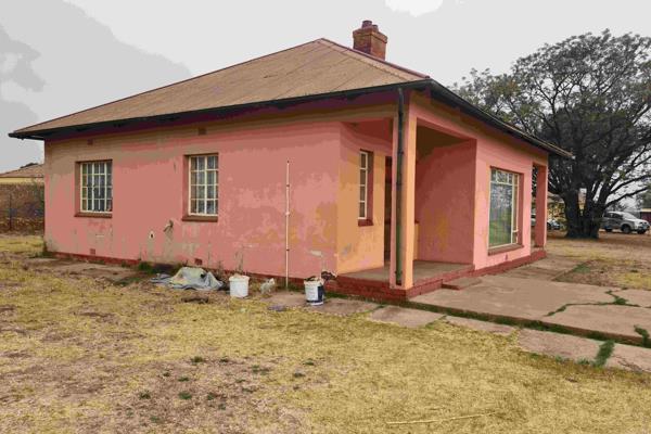 The house is in Jameson park 

The house is in very good area with public transport just by the gate .

The house 
2 bedroom
1 bathroom ...