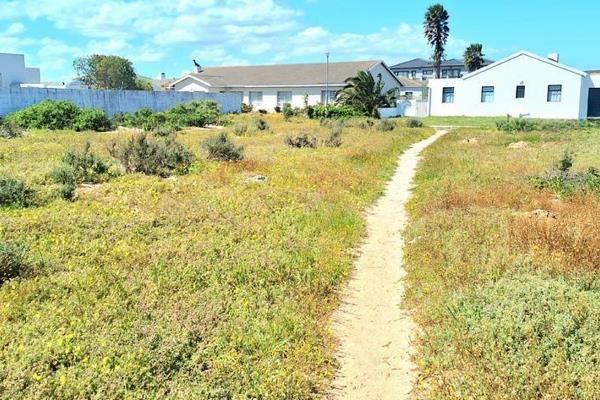 Build your dream family home on one of the last available plots in the sought-after Country Club, Langebaan. This level, two-walled ...