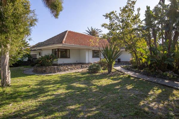 Exciting Renovation of existing home or Development Opportunity of 4 homes in the Heart of Rondebosch Golden Mile! Choice is ...