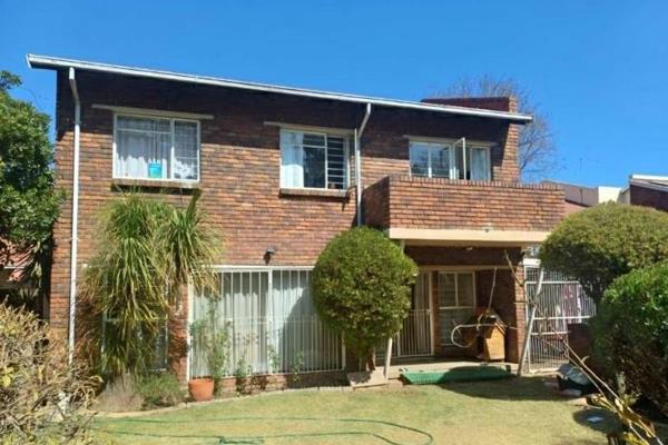 A Modern 3 Bedroom 2 Bathroom in Boksburg

This Townhouse is situated within a secure complex featuring an open plan kitchen with ...