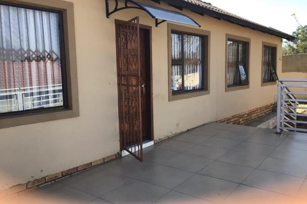 Newly and modern renovated home consist of 3 spacious bedrooms , 2 modern bathrooms , spacious lounge, dining, fitted kitchen ….This ...