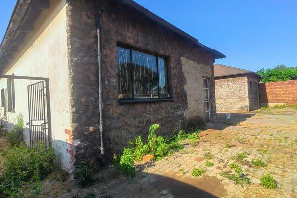 Property with 4 flats available for sale in Geduld, Springs!!

Needs some TLC.

This property is centrally located and is walking ...