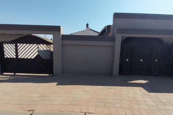 Stunning 2 bedroom home and income generating opportunity in Ivory park.

Discover this beautifu 2 bedroom house , perfectly situated ...