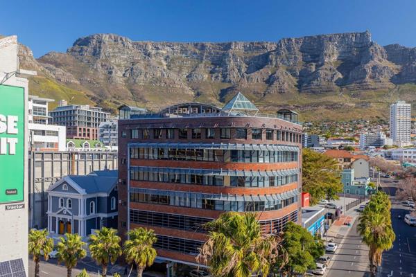 Seize the chance to invest in a stylish, Airbnb-friendly one-bedroom apartment, ideally located in the sought-after City Bowl of Cape ...