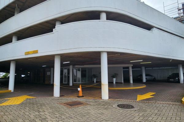 Offering a set of offices with a spacious layout. The 280m2 includes at least 5 separate ...