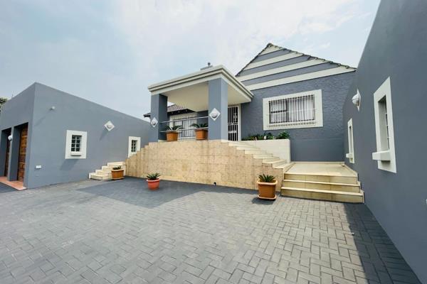 Stunning 4 Bedroom Family Home with Modern Finishes 

Why consider this property?

This spacious home offers 3 to 4 bedrooms, all ...