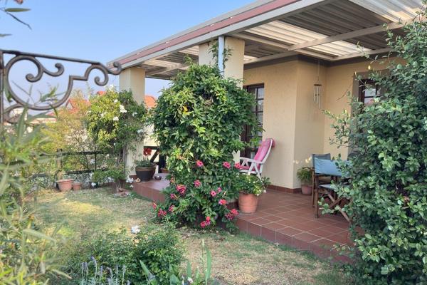 This lovely home is perfect for downsizing offering a 2 bedroom 2 bathroom.
The kitchen ...