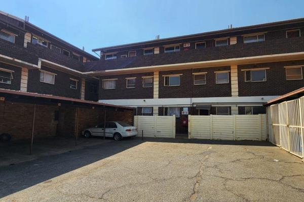 We present a beautiful and spacious duplex unit located in the heart of Croydon, Kempton ...