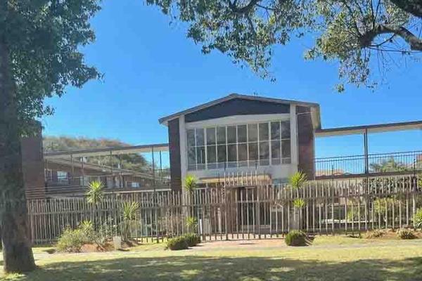 Spacious 3 bedroom upstairs unit (1st floor) to let in Russel street, Benoni Location. ...