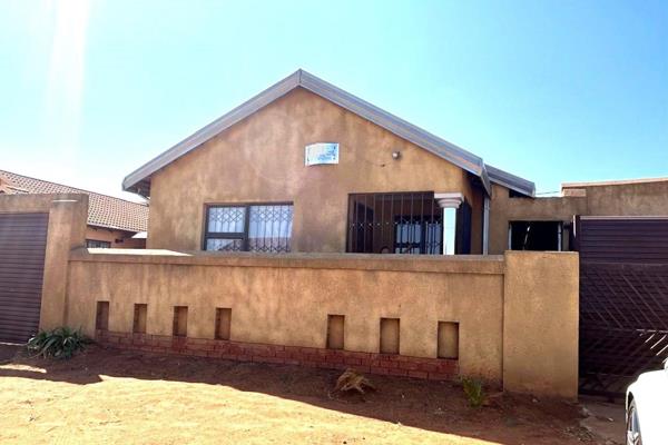 House For Sale In Katlehong, Moleleki Ext 3.

This gem offers, lovely and spacious three bedrooms with built-in wardrobes,  neat tiles ...