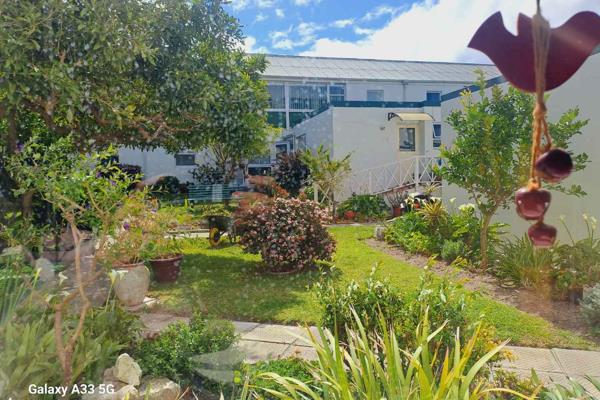 Immerse yourself in rooms bathed in sunlight in this North facing unit stepping out into the beautiful manicured communal gardens.
The ...