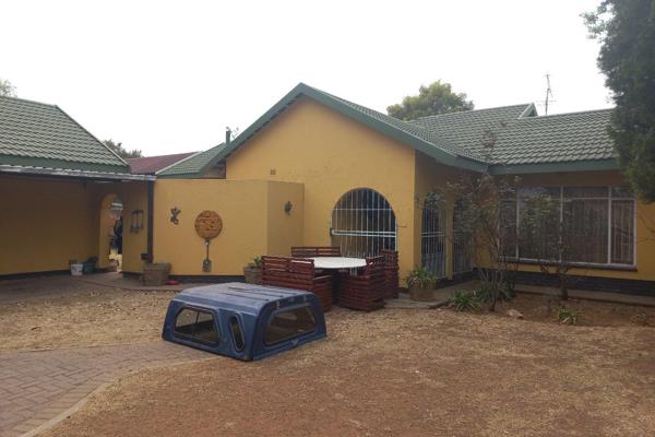 Tiled roof home consisting of separate lounge and dining room. 
Lounge leads out onto back garden.
Well equipped kitchen with ...