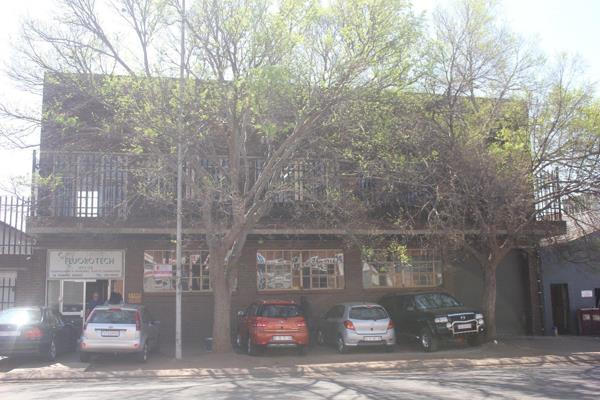 Rental Income: R20,000.00
Rates &amp; Taxes: R4,500
Total Size: 950m&#178;
(450m&#178; upstairs and 450m&#178; downstairs)
Stand ...