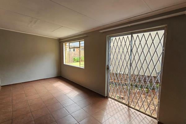 This charming one-bedroom flat in Kanonkop offers a comfortable living space with its own entrance and yard. 

The flat features a ...