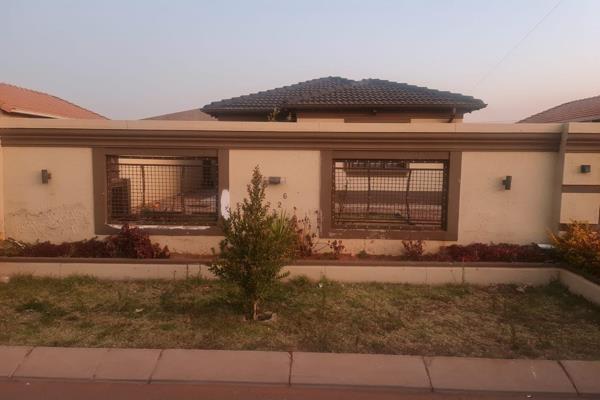 Well looked after home in Protea Glen ext 23 consist of 3 bedrooms, a big lounge , neat kitchen , a bathroom, a covered car port, a ...