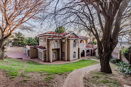 4 Bedroom House for sale in Waterkloof Ridge