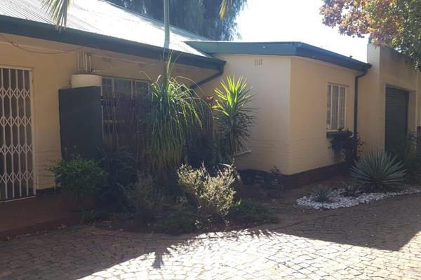 This 3 bedroom house is situated in SW5.

This house has dinning room/lounge and large Lapa for entertainment

Garage with carport