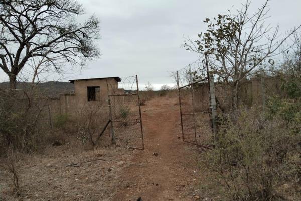 This property is located 15km from Thohoyandou 500m from phundamaria road behind mangondi  filling station , suitable for Agriculture ...