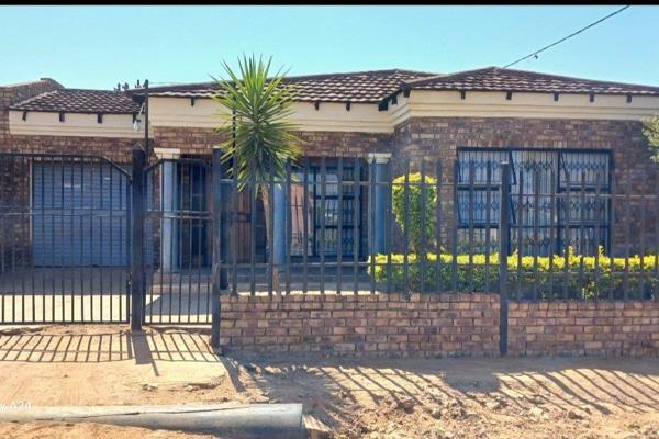 HOUSE FOR SALE IN KANANA WEST HAMMANSKRAAL 
THE HOUSE CONSIST OF:

* Open plan kitchen and dining 
* Three bedrooms 
* Bathroom 

The ...