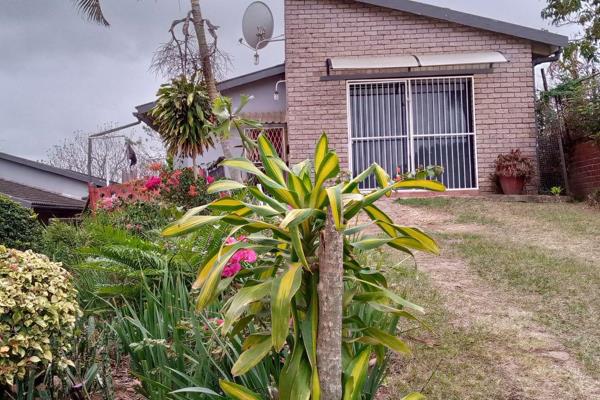 This cottage boast 2 comfortable bedrooms with a hugh lounge com dinning. Close to all amenities and on the taxi route. Has its own ...