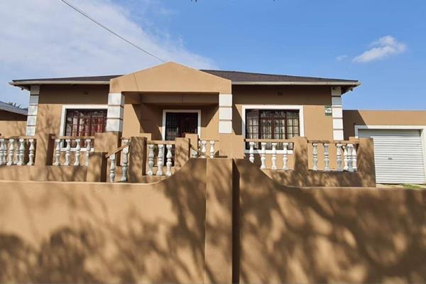 Situated close to Brandwag and Ok Mini market, this spacious home offers the following:

Lounge, open dining room/fitted kitchen ...