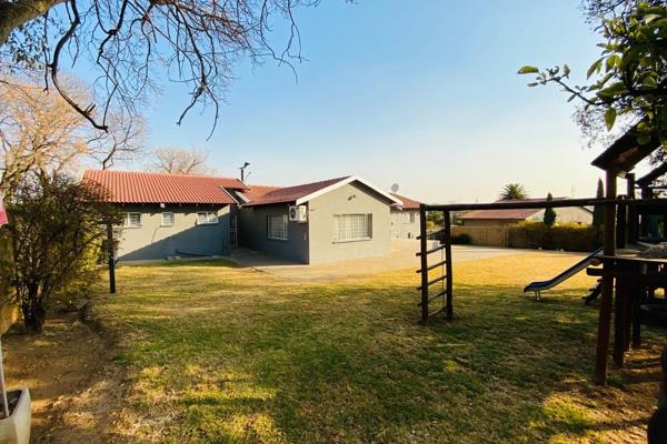 3 BEDROOM HOME PLUS 1 BEDROOM FLATLET ON A LARGE STAND

This property is 1067m2 and ...