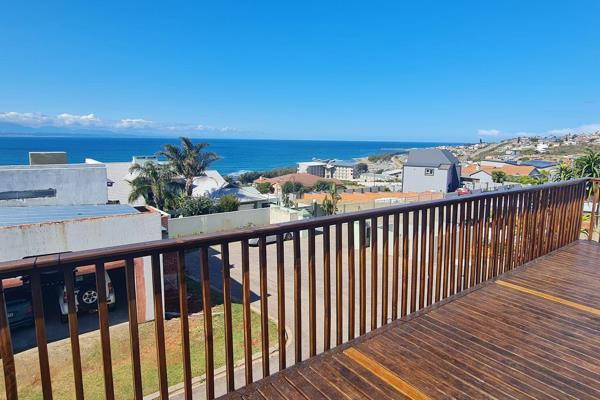 This lovely free-standing home is in De Bakke, Mossel Bay, a popular tourist spot. It ...