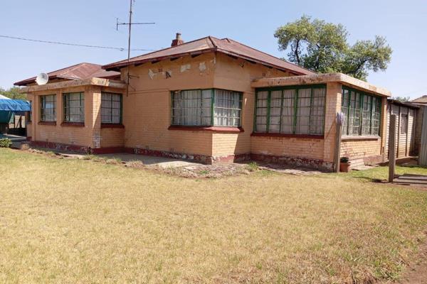 The lovely house in Vereeniging not far from school and shops. The property you can turn it to a profitable consists of 7 outside rooms.