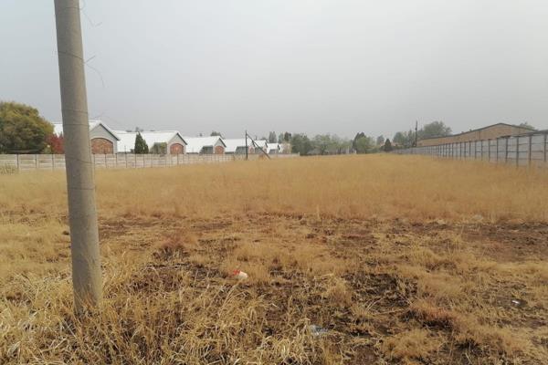 This vacant land is 1835 square meters large,  perfect for your dream home.
It is situated near a Primary school and other ...