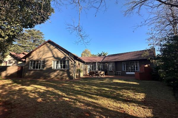 This family home nestled between Weltevredenpark and Constantia Kloof a stone&#39;s throw away from all schools, shopping centres ...