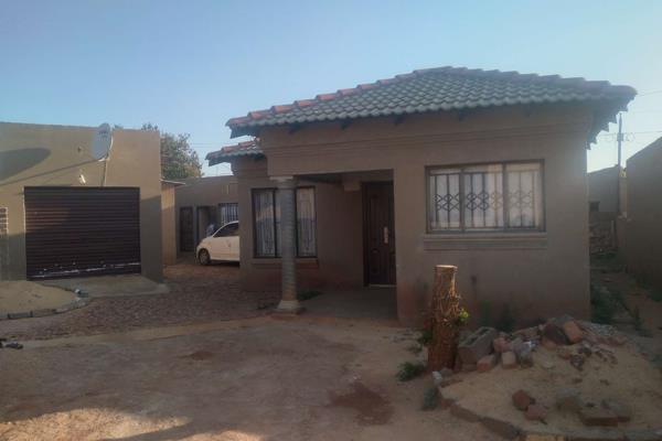 The property is in a corner stand.Is a two bedroom house with one bathroom and a separate loo.Lounge and dinning room with open plan ...