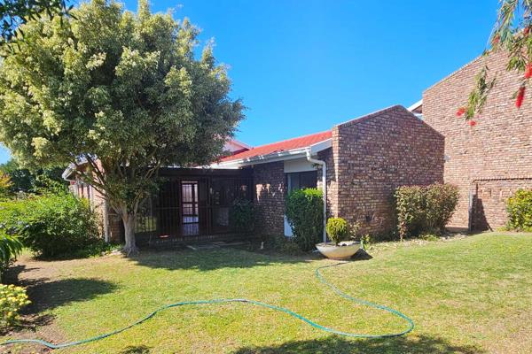 Discover the perfect blend of convenience and potential in this townhouse, located just 1 km from the stunning Hartenbos beachfront and ...